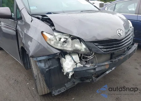 2012 Toyota Sienna Le V6 8 Passenger z USA, uszkodzony, nr VIN 5TDKK3DC6CS250837